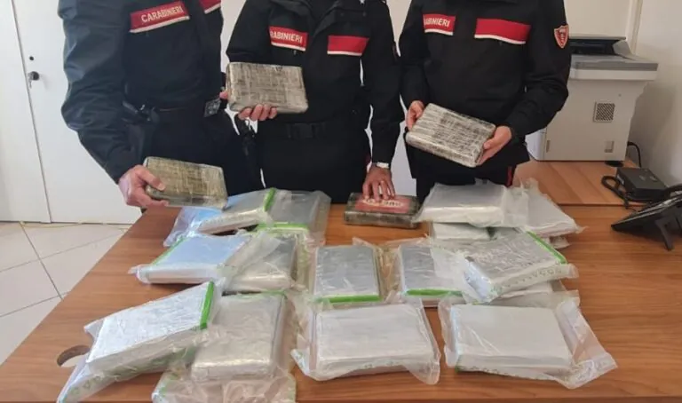 In auto con 23 chili di coca scappa nel traffico