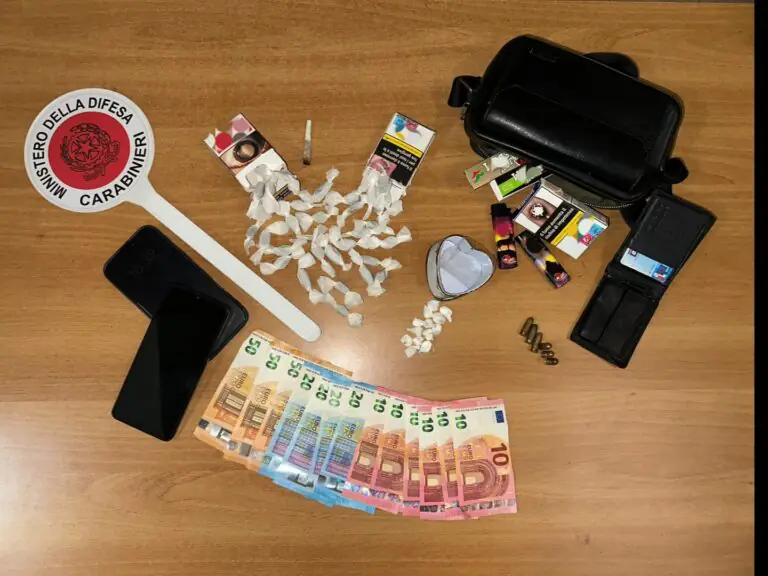 Esce dal bagno con la droga, poi trovano le armi