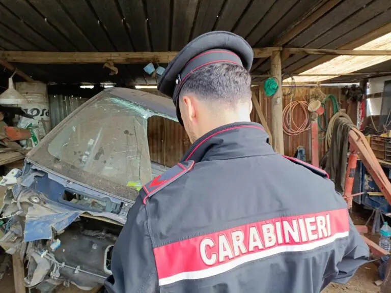 Officina abusiva scoperta dai carabinieri: sequestrata pure auto rubata
