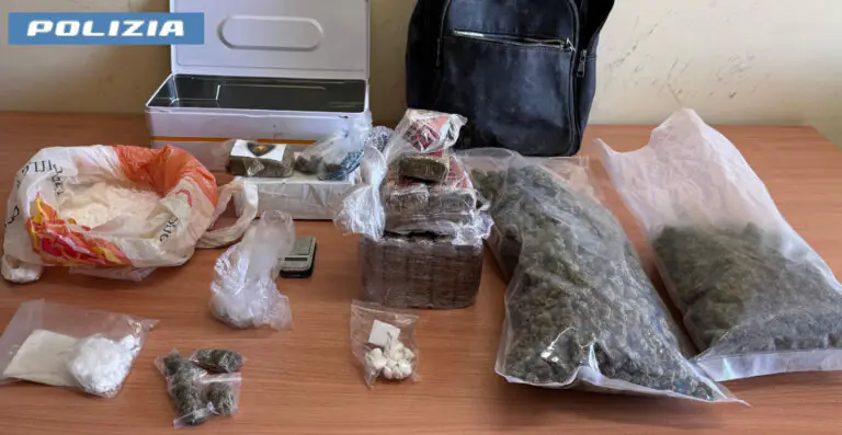 Operazione nel rione, sequestrati 3 chili di droga: scattano manette