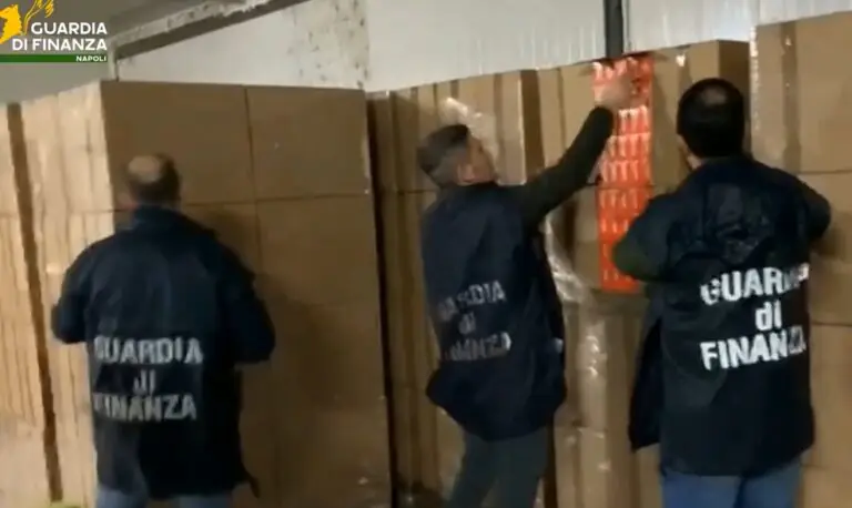 Contrabbando e marchi falsi, tre arresti: blitz delle fiamme gialle