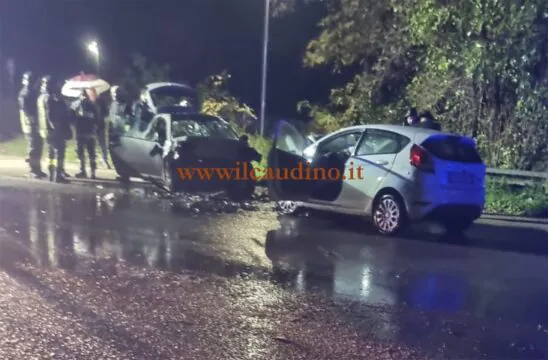 Scontro in periferia, choc per due