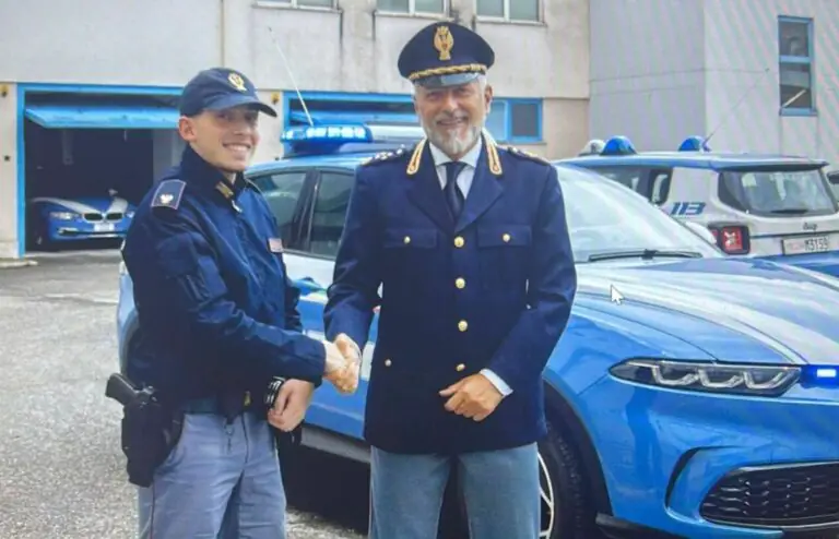 Poliziotto rischia vita per salvare uomo