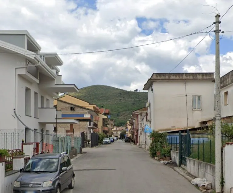 Scivola e cade a terra in strada, donna resta ferita