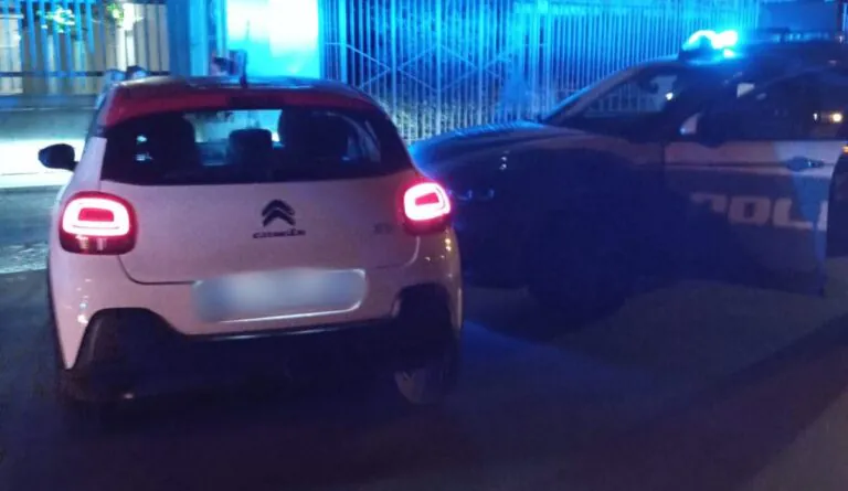 Scappano alla vista degli agenti sull’Asse Mediano e finiscono contro la volante. Feriti 2 agenti