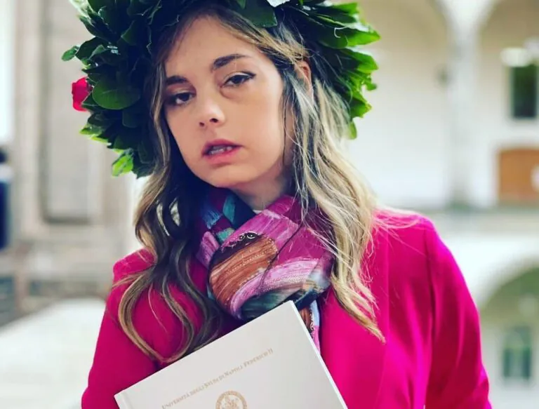 Scrittrice muore a 30 anni: città sotto choc per Alessandra