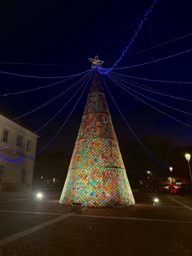 Albero di Natale da record nel casertano: realizzato all’uncinetto con 12mila centrini