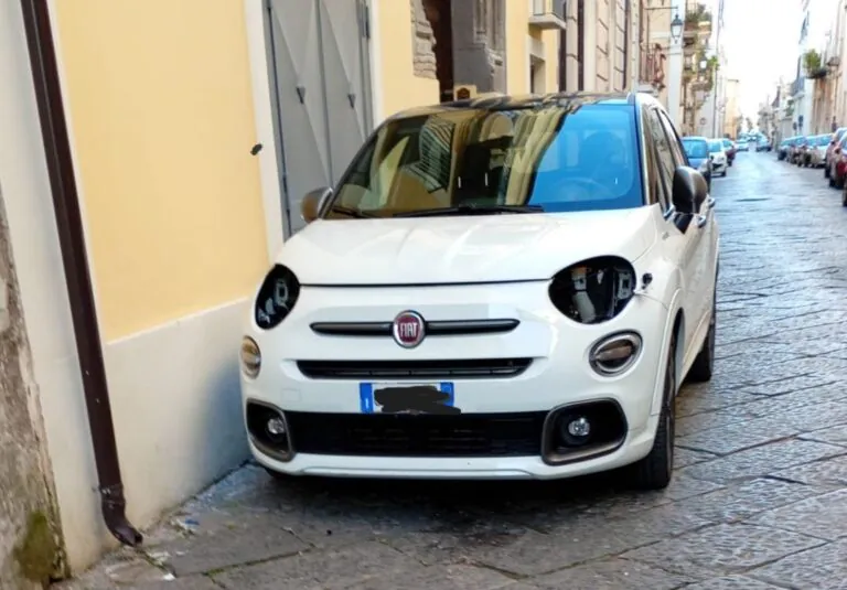 Raid in centro: asportano parti di un’auto