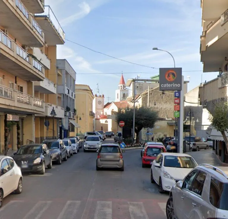 Si schianta contro un’auto nei pressi del bar e scappa