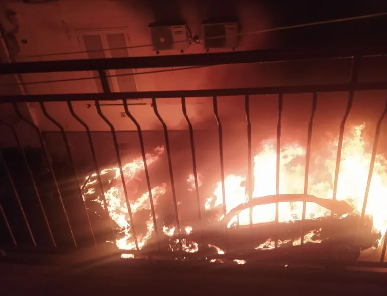 Due auto a fuoco all’improvviso, pompieri in azione