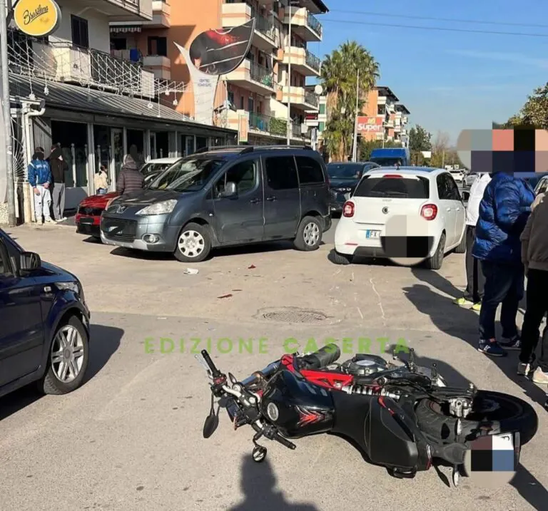 Auto contro moto, corsa in ospedale per due