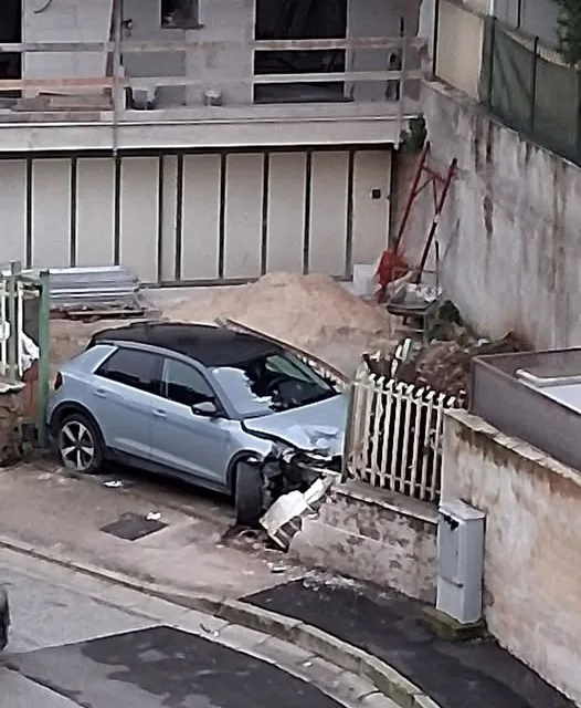 Auto si schianta contro cancello finendo nel giardino di casa