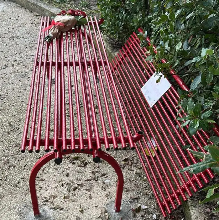 Panchina contro le violenze sulle donne nel parco vandalizzata: “Vergognoso”