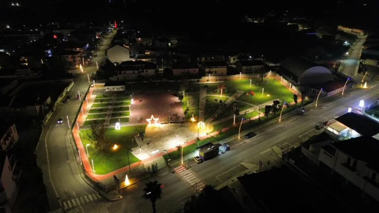 Natale 2025: 2 frazioni si illuminano di luce e atmosfera, Petrella: “20 mila Led installati”