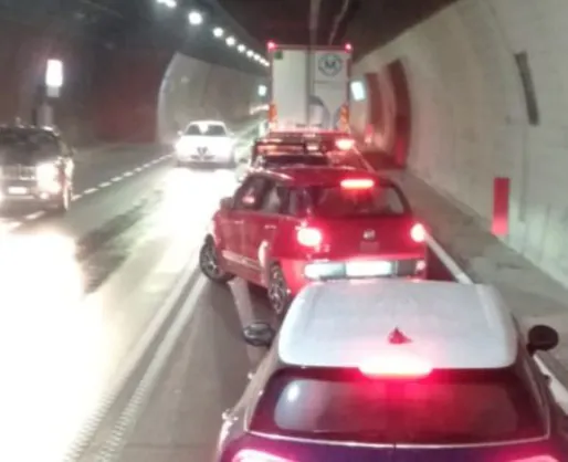Frontale choc nella galleria: c’è una vittima. Traffico in tilt