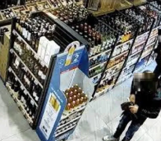 Scoperti durante furto al supermercato, il proprietario e un cliente li inseguono in strada