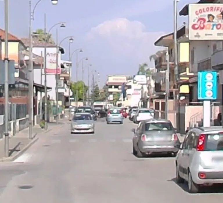 Minacce e insulti tra 2 automobilisti sotto gli occhi di tutti: paura in strada