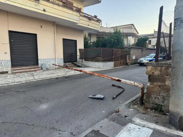 Palo abbattuto dopo violento schianto, vigili sul posto