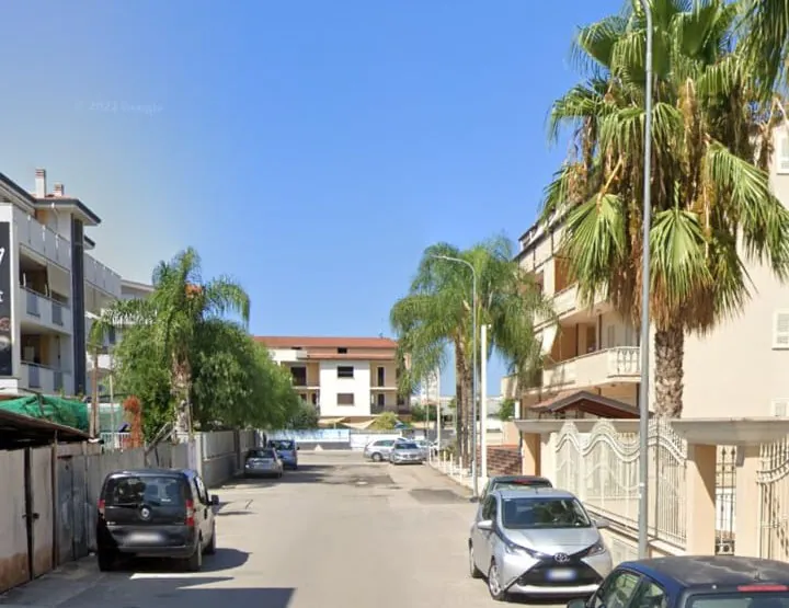 Urta 2 auto e nella fuga rischia di investire un uomo: paura in strada