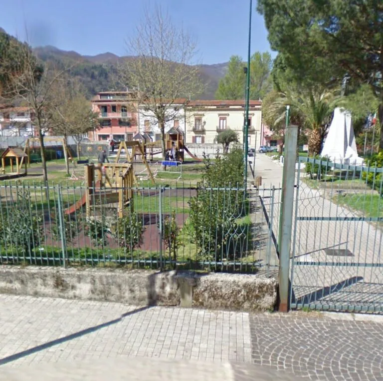 Raid vandalico alla villa comunale: giostrine danneggiate