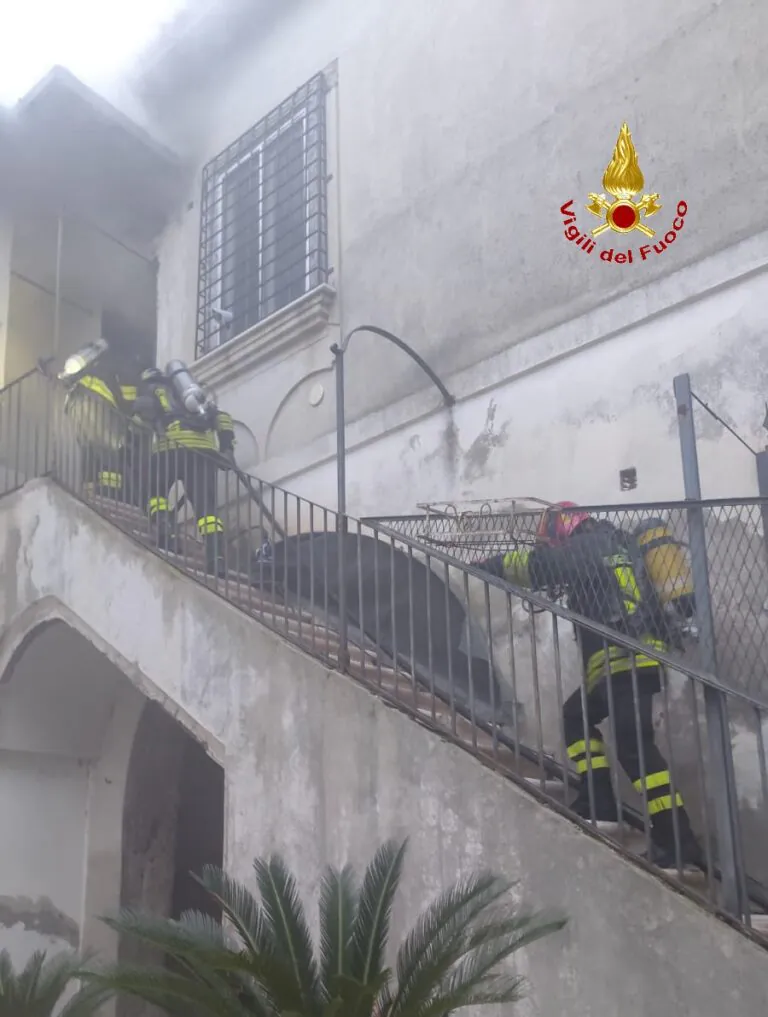 Incendio in casa dopo corto circuito: 34enne in ospedale