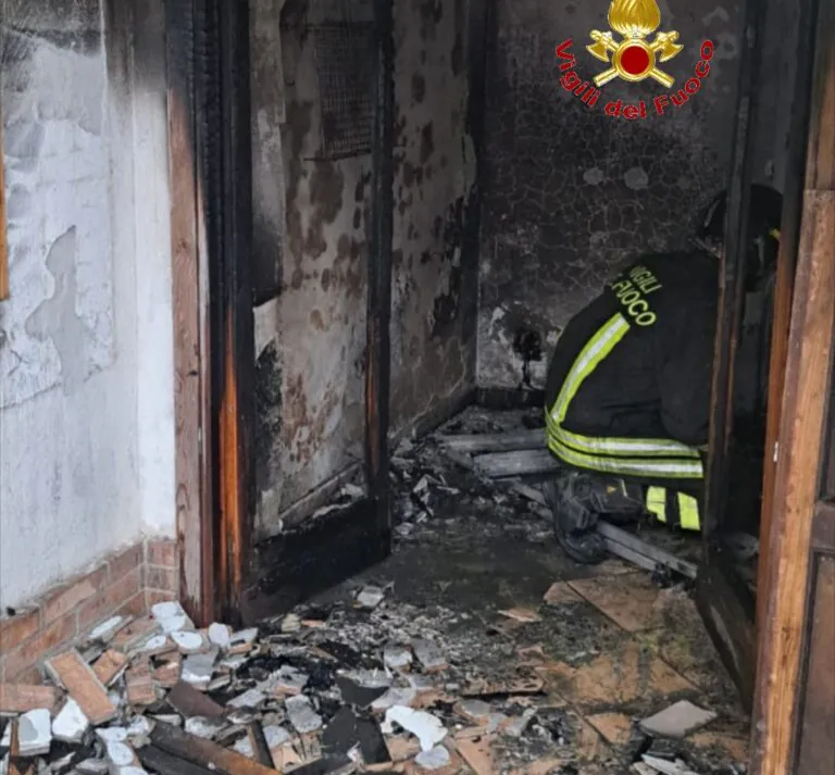 Scoppia incendio nel cucinino, panico in casa