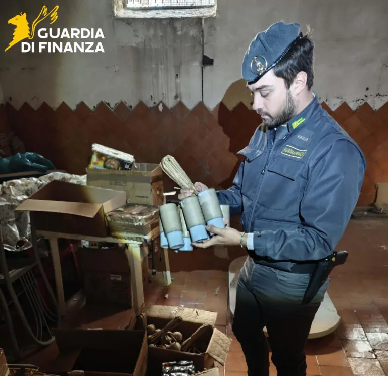 Botti nel centro di spedizioni e laboratorio in casa, 7 nei guai dopo maxi blitz