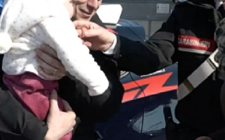 Porta via la figlia dalla Spagna e fugge in Italia: bimba ritrovata nel Casertano