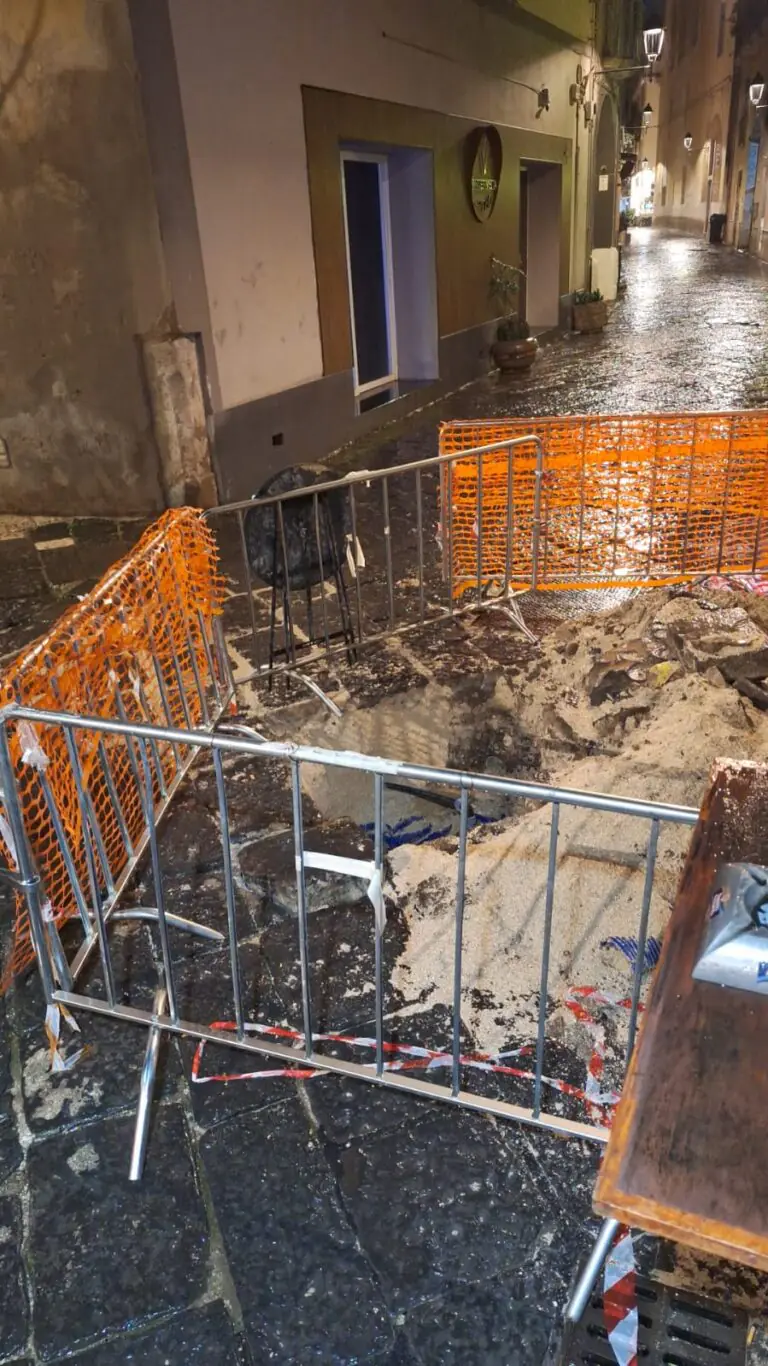 Gruppo Territoriale M5S: “Voragine nella strada del centro, pericolo per le persone”