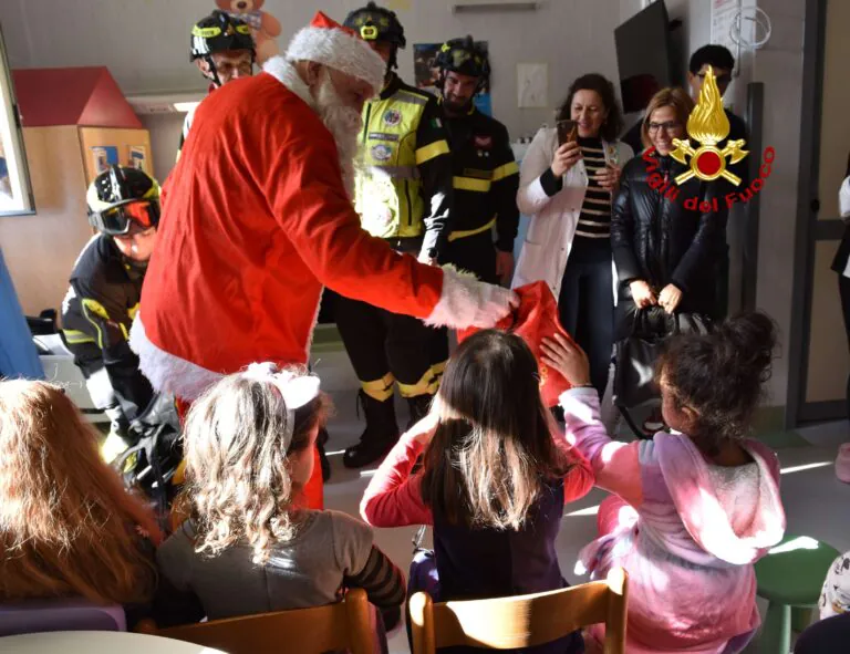 Vigili del fuoco coi regali dai bimbi di Pediatria