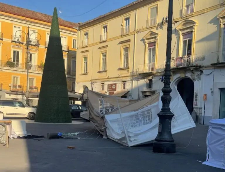 Allarme sicurezza in centro dopo il raid ai gazebo