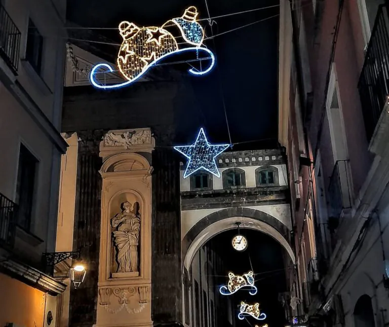 L’opposizione fa le pulci anche alle luminarie