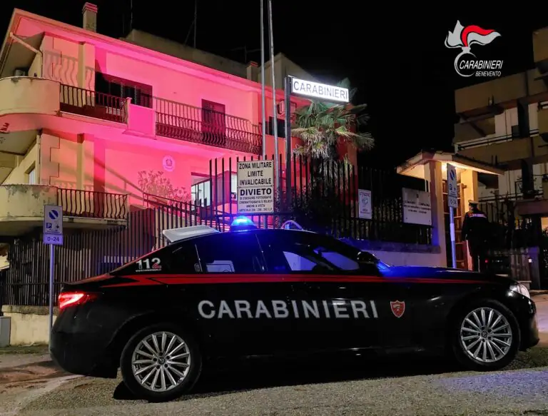 Spacca l’auto del rivale e irrompe in casa dell’amata per gelosia