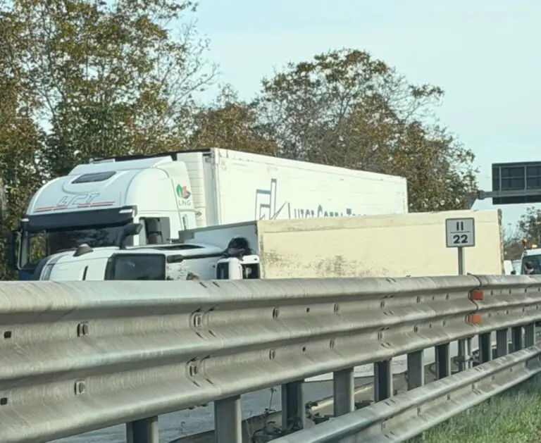 Tir si ribalta, schianto sulla 7bis: traffico impazzito