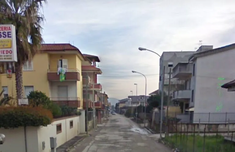 Sbanda con l’auto e si schianta contro palo