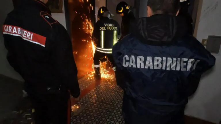 Residenti prigionieri della piazza di spaccio, 11 arresti: clan controllava gli accessi