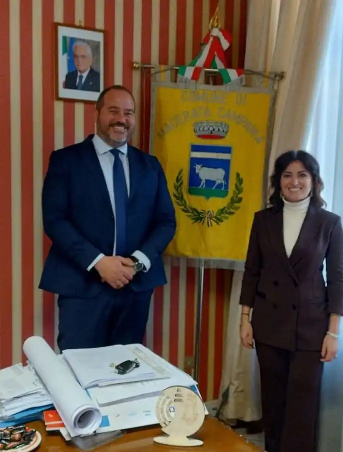 Il sindaco dà il benvenuto a nuovo notaio