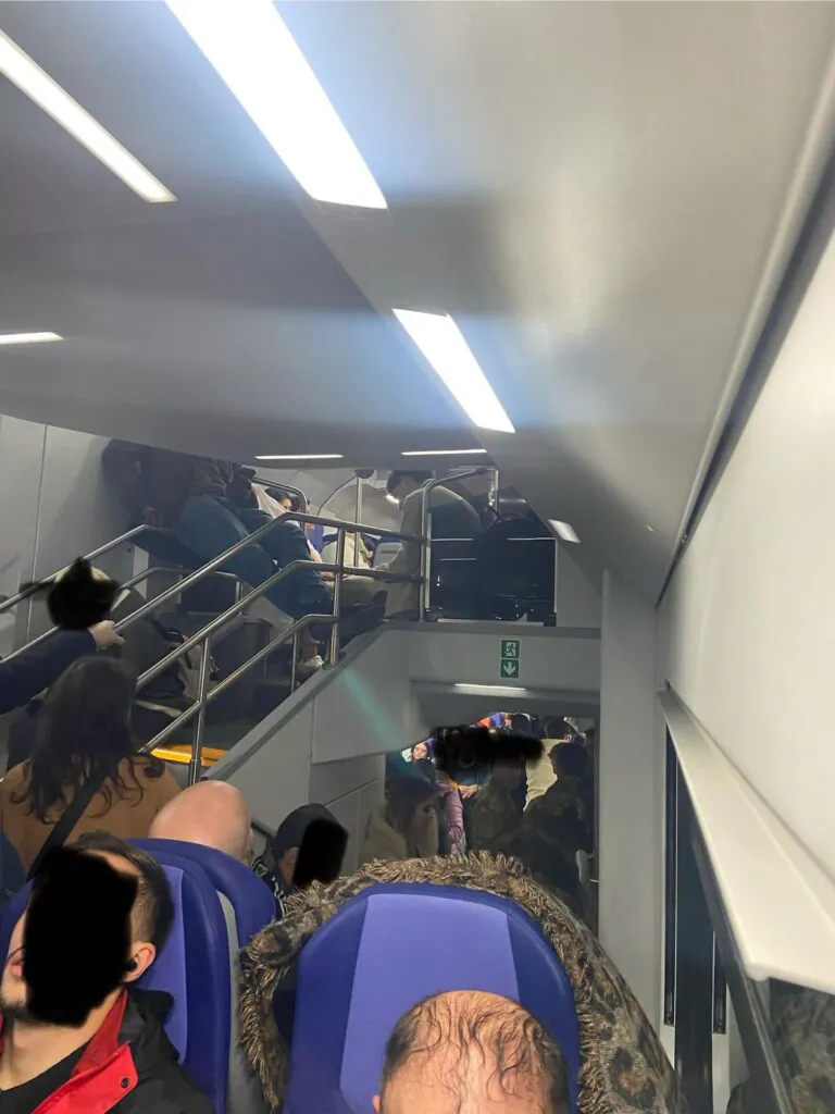 Treno in ritardo senza spiegazioni e carrozze stracolme: odissea per i viaggiatori