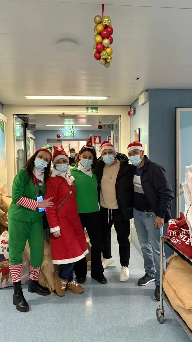Un dono per un sorriso: la solidarietà che ha illuminato il Natale dei bambini nelle corsie dell’ospedale