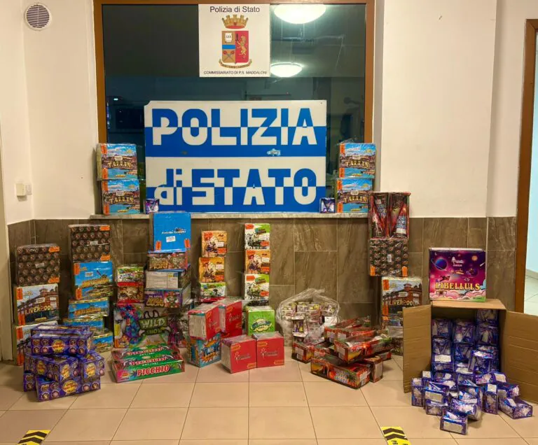 Insospettabile viaggia in auto con 25 chili di botti illegali