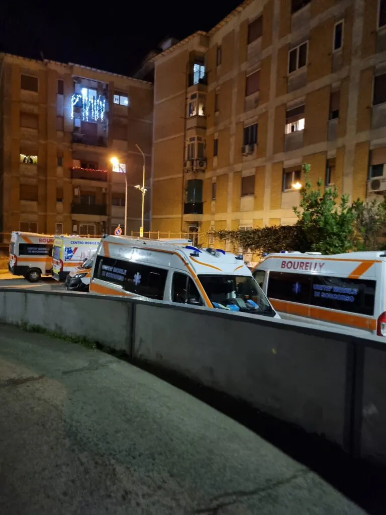 Ambulanze bloccate da ore  in ospedale: sanità alla stremo