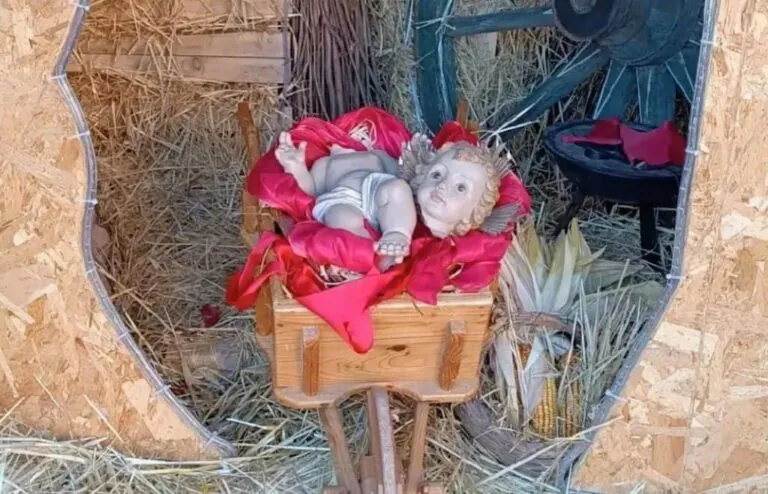 Il bambinello del presepe in piazza trovato con la testa staccata