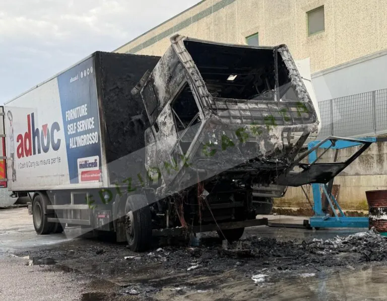 Fiamme distruggono cabina del tir, paura sulla Statale