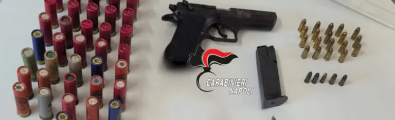 “C’è una borsa nel bidone, andate a vedere”. Carabinieri trovano armi e droga