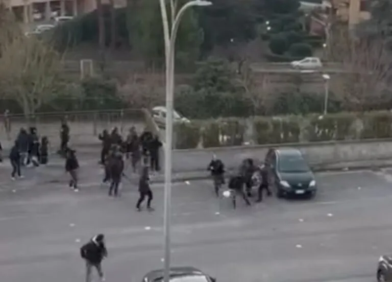 Botte tra tifosi nel parcheggio dopo la partita. Le immagini choc