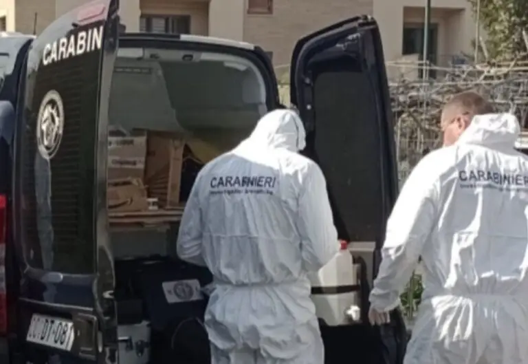 Nasconde la madre morta nella cassapanca e incassa la pensione: choc nel Casertano