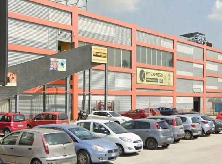 Rogo nel polo commerciale, stop alla palestra