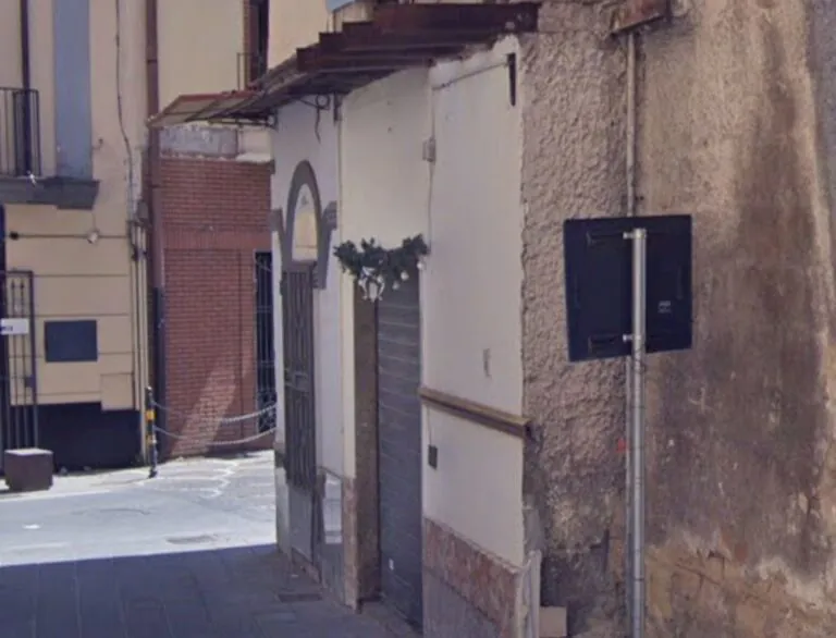 Rogo devasta alimentari nel centro storico