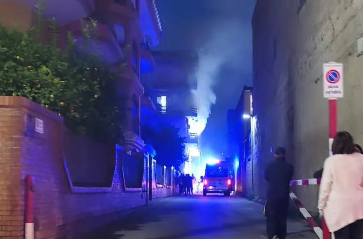 Fiamme nella palazzina, paura in centro
