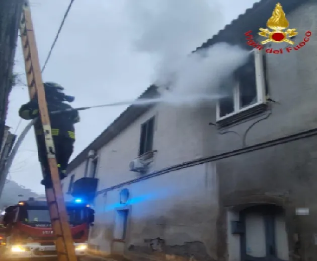 Brucia appartamento con 30enne all’interno: blitz dei vigili del fuoco